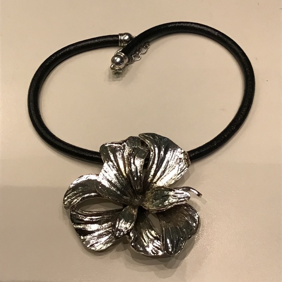 Jewelry - NWOT Beautiful and Stylish Orchid Statement Necklace in Silver and Black